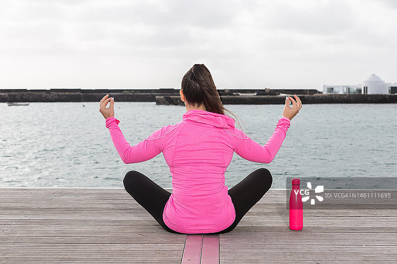 一位女士在码头上冥想图片素材