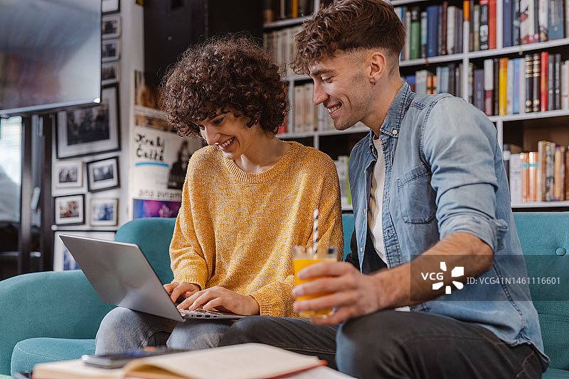 学生在图书馆使用笔记本电脑图片素材