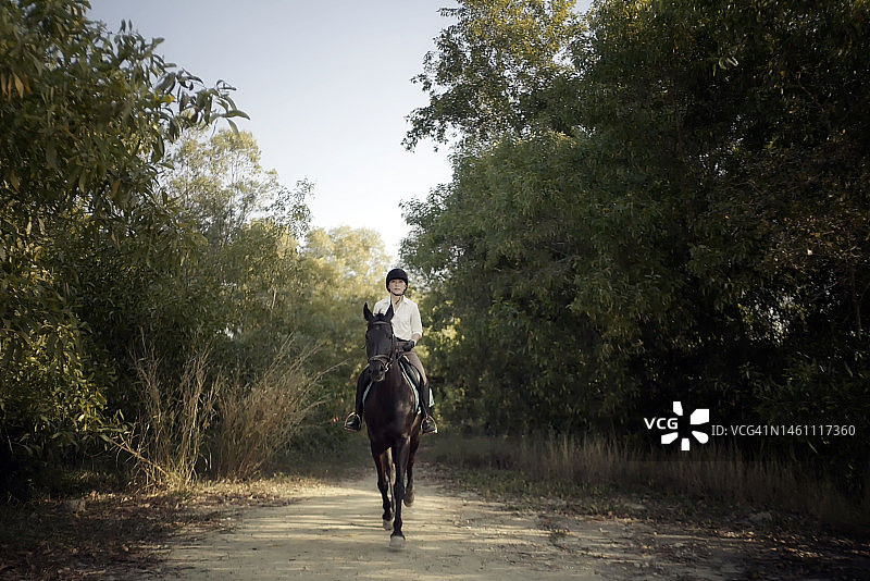 女牛仔和她的马一起练习图片素材