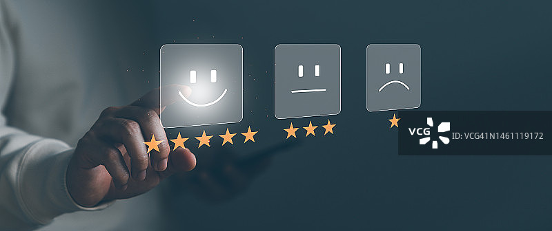 商务人士触控屏幕，服务满意度评价图片素材