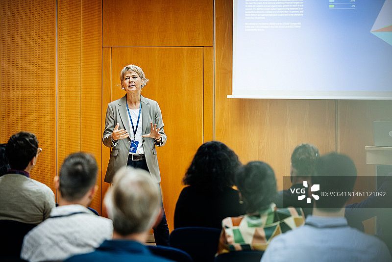 商务女性在会议上演讲图片素材