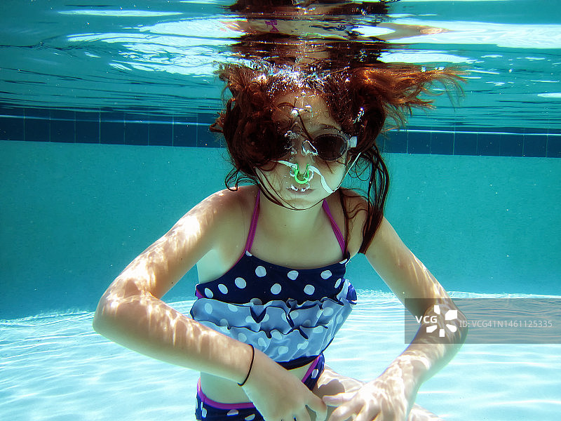 在游泳池里玩耍的小女孩图片素材