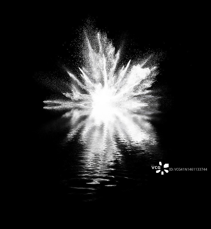 水面上方的白色粉末和烟雾爆炸图片素材