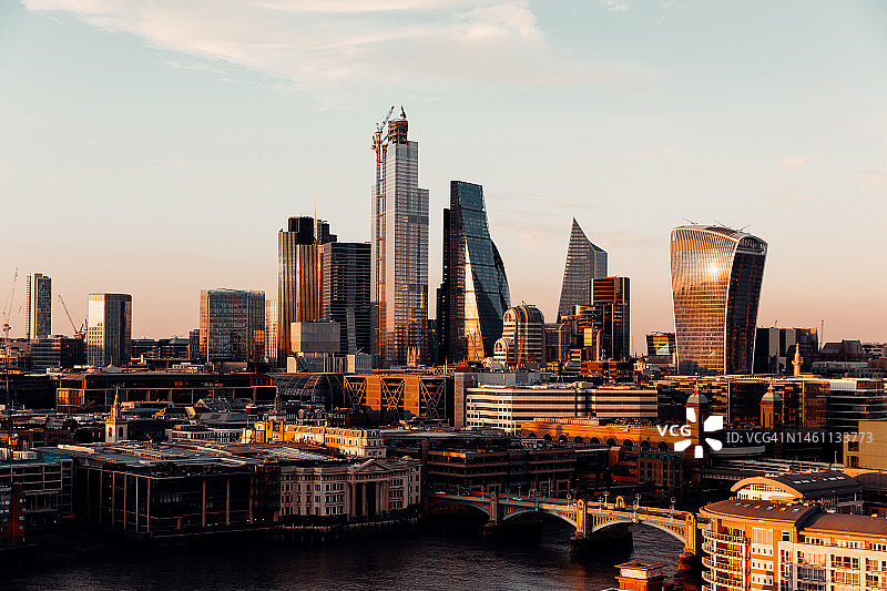 伦敦金融城天际线与泰晤士河日落航拍图片素材