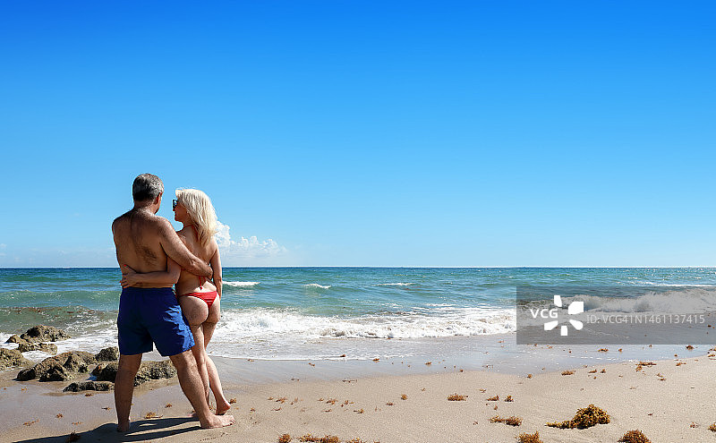 美丽的中年男人和女人情侣享受热带海滩假期的清新图片素材