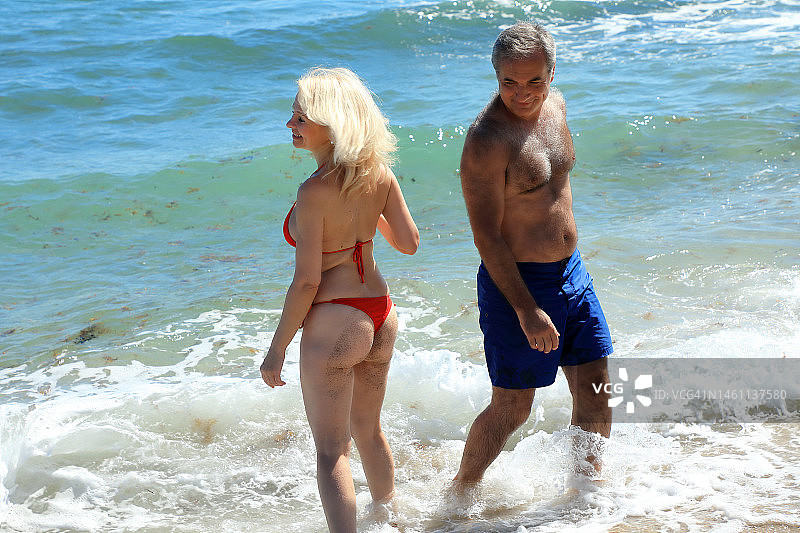 美丽的中年男人和女人情侣享受热带海滩假期的清新图片素材