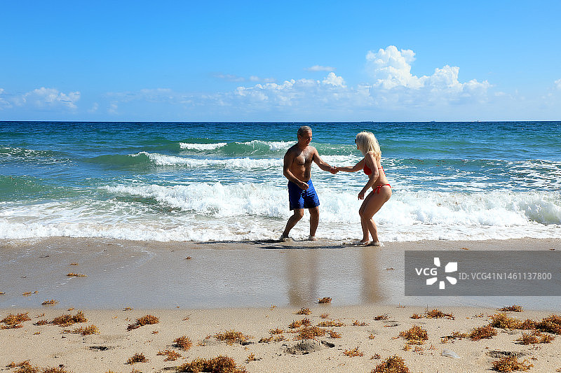 美丽的中年男人和女人情侣享受热带海滩假期的清新图片素材