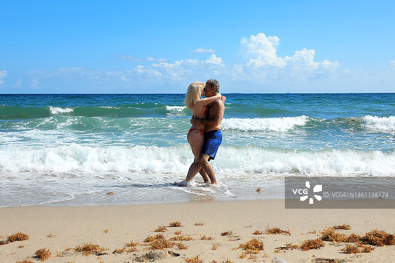 美丽的中年男人和女人情侣享受热带海滩假期的清新图片素材