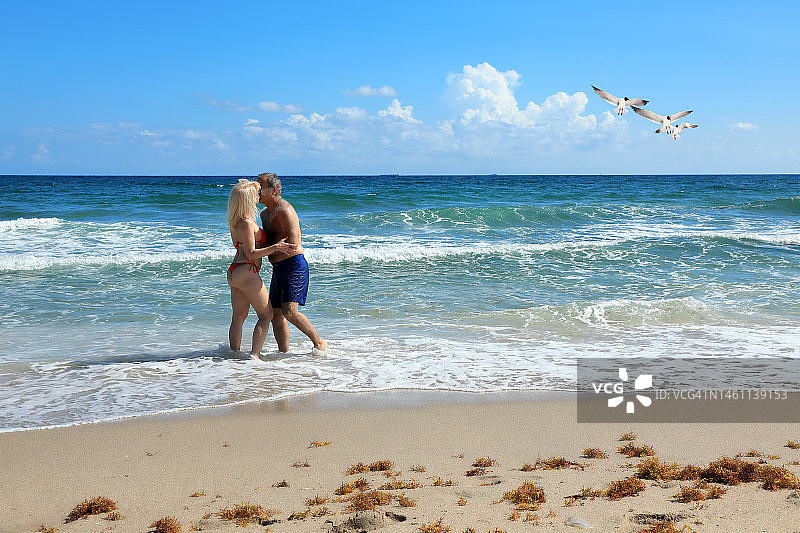 美丽的中年男人和女人情侣享受热带海滩假期的清新图片素材