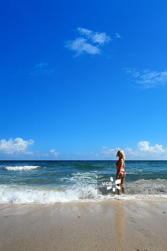 美丽的中年男人和女人情侣享受热带海滩假期的清新图片素材