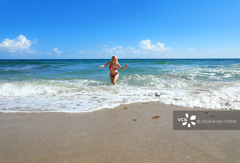 美丽的中年男人和女人情侣享受热带海滩假期的清新图片素材