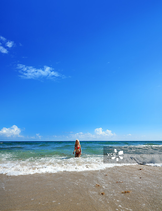 美丽的中年男人和女人情侣享受热带海滩假期的清新图片素材