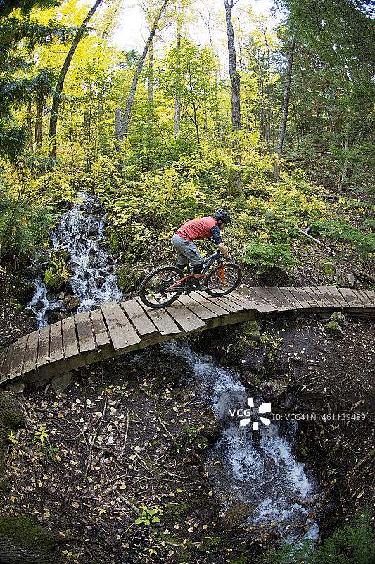 10月山地自行车骑行图片素材