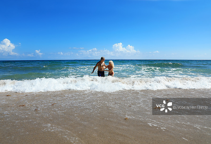 美丽的中年男人和女人情侣享受热带海滩假期的清新图片素材