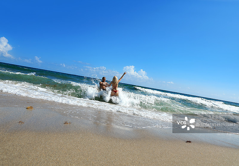 美丽的中年男人和女人情侣享受热带海滩假期的清新图片素材