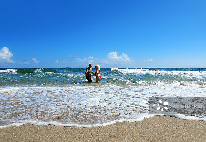 美丽的中年男人和女人情侣享受热带海滩假期的清新图片素材