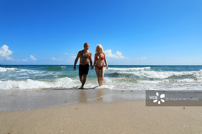 美丽的中年男人和女人情侣享受热带海滩假期的清新图片素材