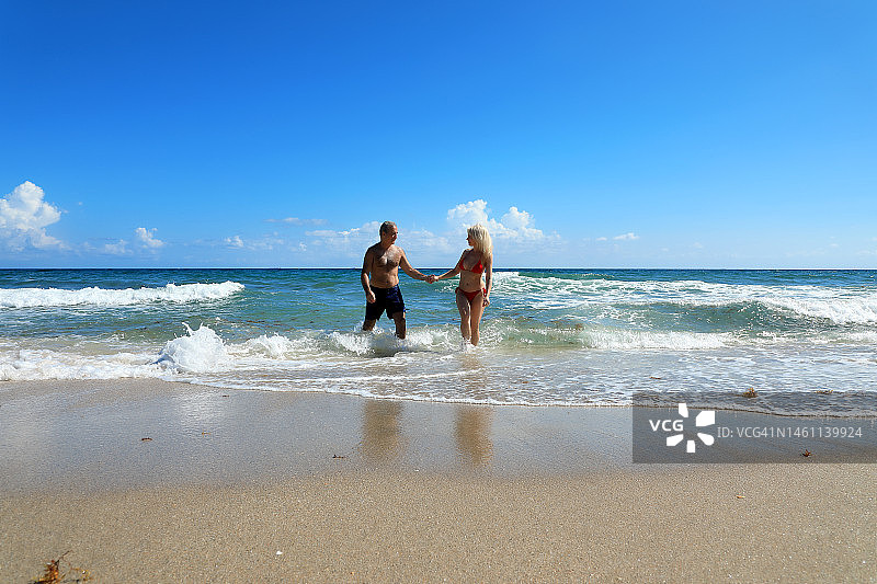 美丽的中年男人和女人情侣享受热带海滩假期的清新图片素材