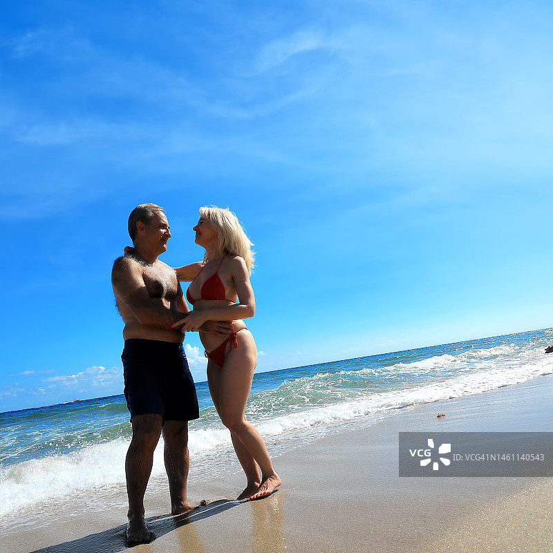 美丽的中年男人和女人情侣享受热带海滩假期的清新图片素材