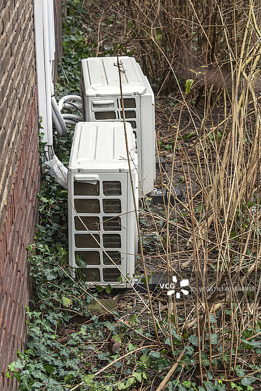 两个相连的白色室外空调机组图片素材