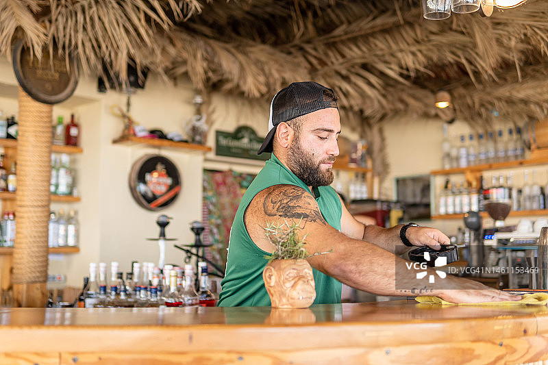 在夏季酒吧工作图片素材