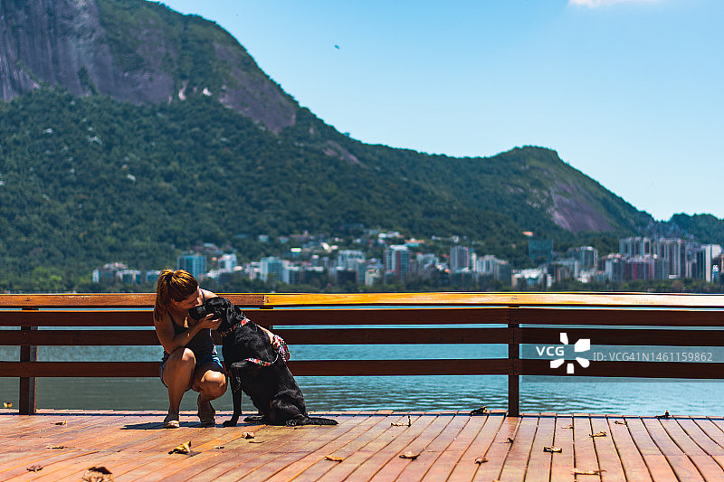 在里约热内卢与狗互动的女人图片素材