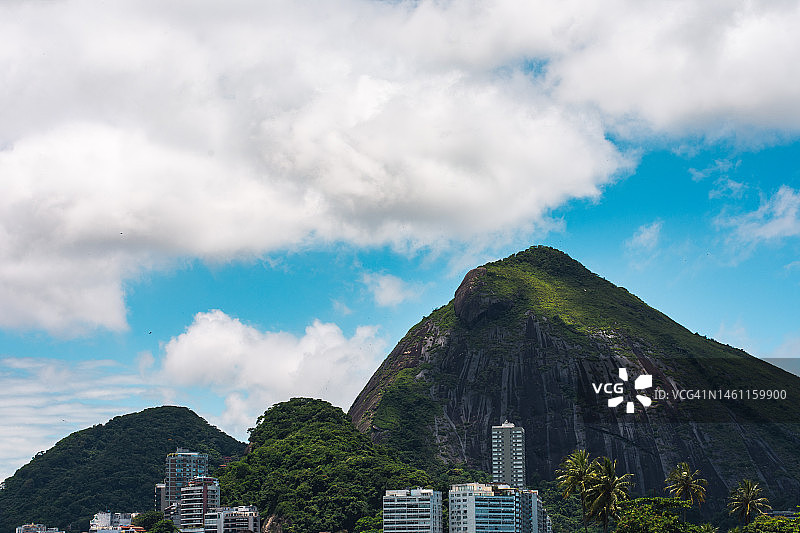 里约罗德里戈·德·弗雷塔斯湖畔的山景图片素材