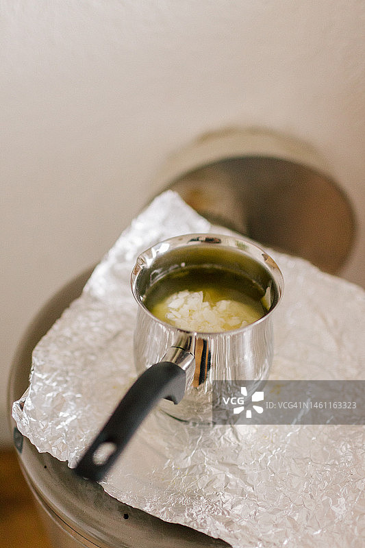 融化大豆蜡的小平底锅图片素材