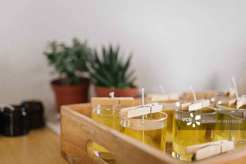 制作中的大豆蜡烛图片素材