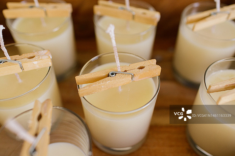 制作中的大豆蜡烛图片素材