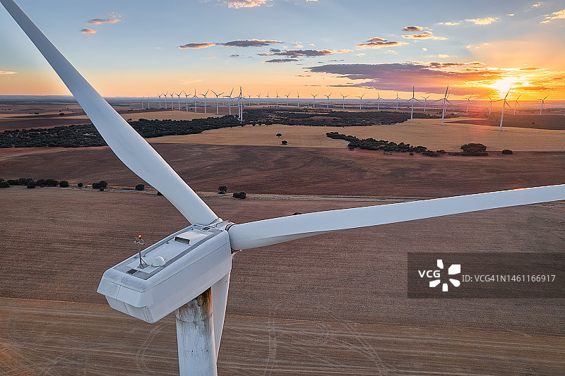 风力涡轮机农场中，从机舱（轮毂）到风车的特写航拍俯视图，可再生能源，风能图片素材