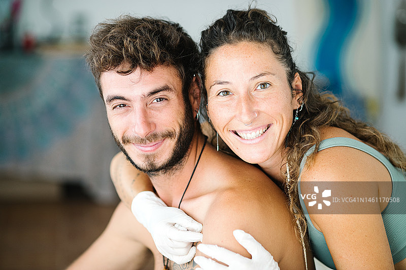 年轻女人和男人朋友拥抱微笑图片素材