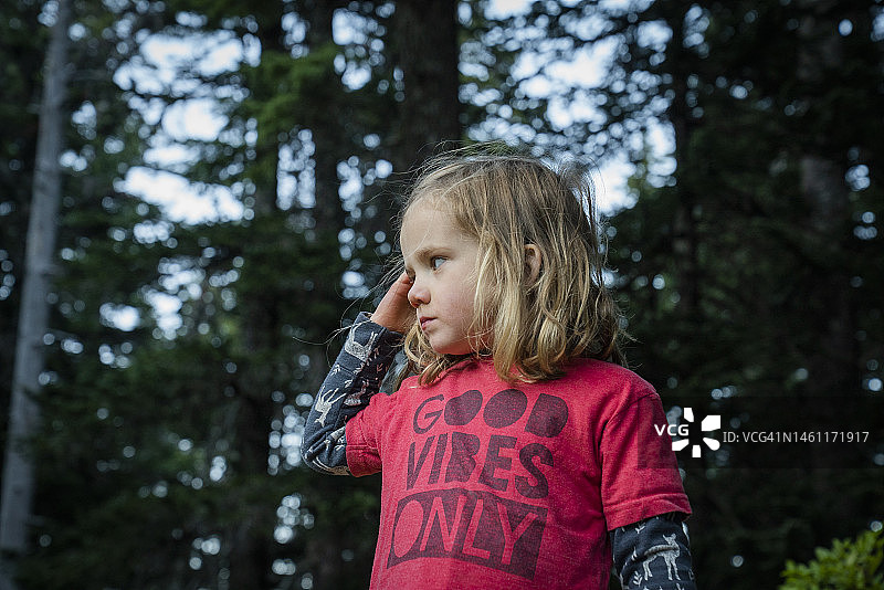 年轻女孩望向森林图片素材