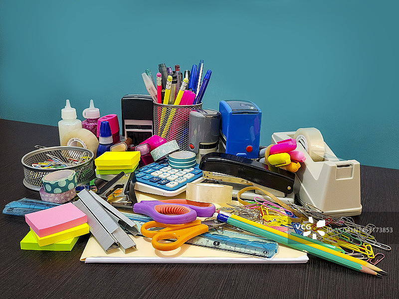 办公桌上的一组学校或办公用品图片素材