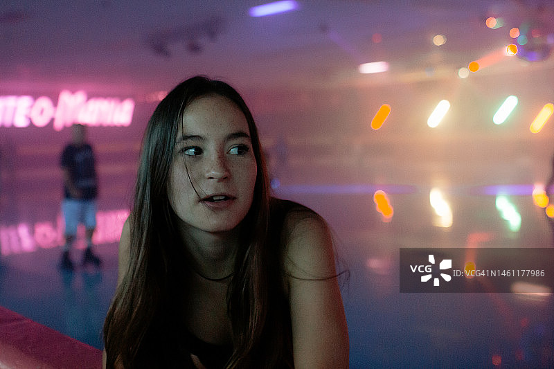 烟雾缭绕的旱冰场边上的女孩特写图片素材