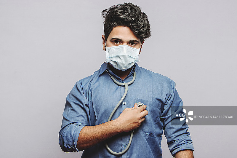 年轻医生检查心跳图片素材