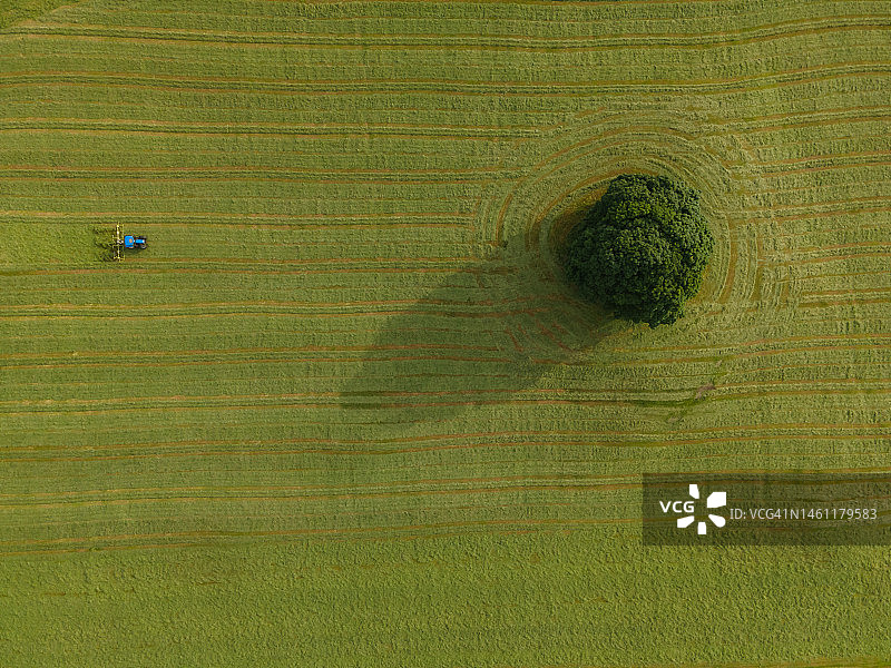 英国马尔汉姆，拖拉机翻地的无人机航拍图片素材