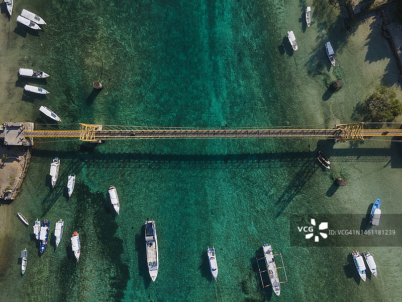 印度尼西亚巴厘岛蓝梦岛的绳索桥航拍景观图片素材