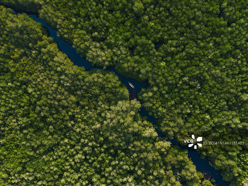 巴厘岛伦邦岸红树林中的船只航拍图片素材