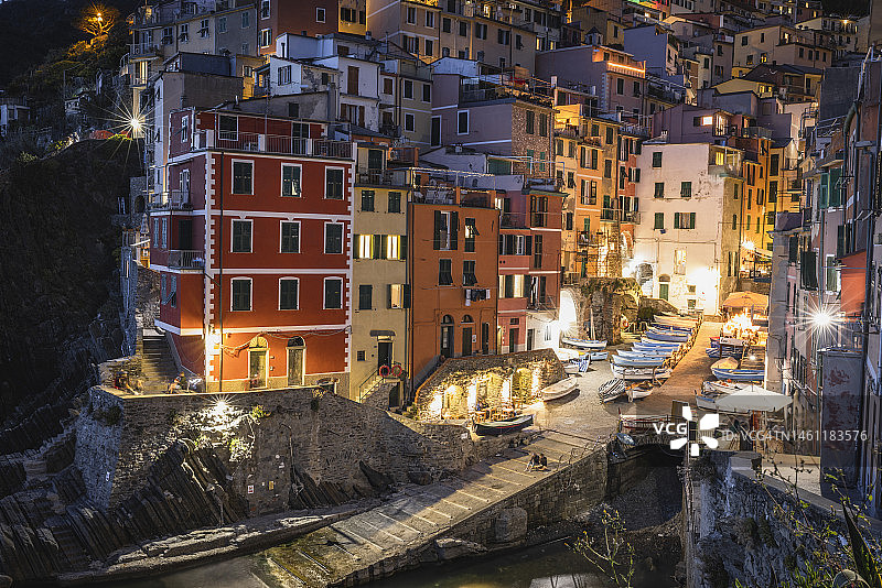 夜色下彩色房屋的渔村图片素材