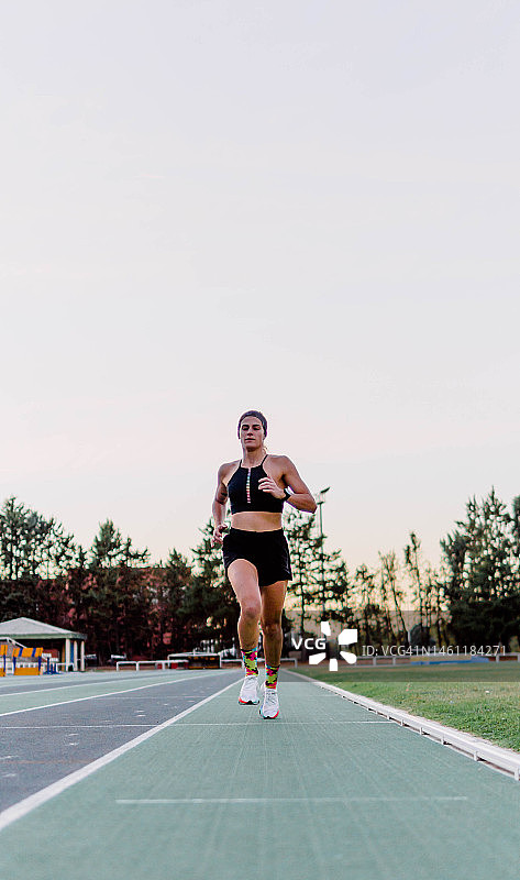 在跑道上跑步的女人图片素材