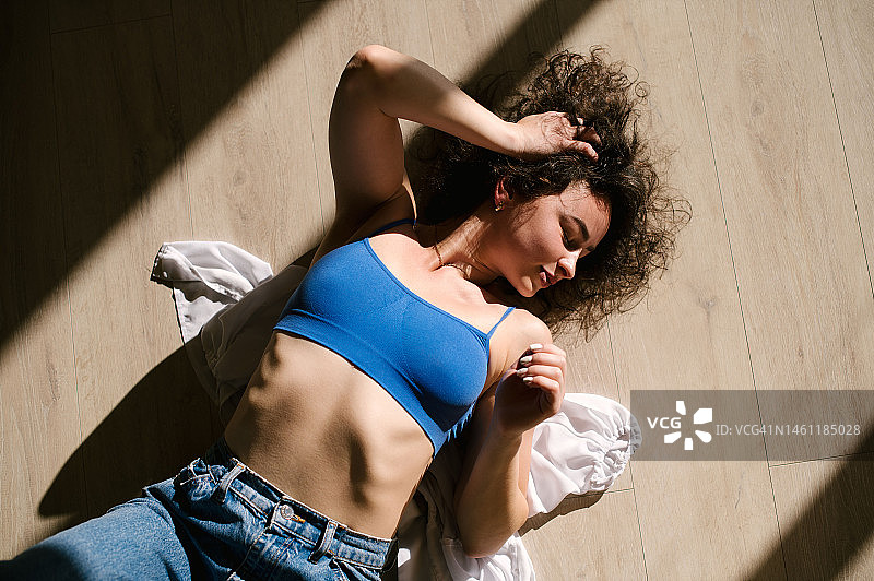 女孩在室内大厅跳现代舞图片素材