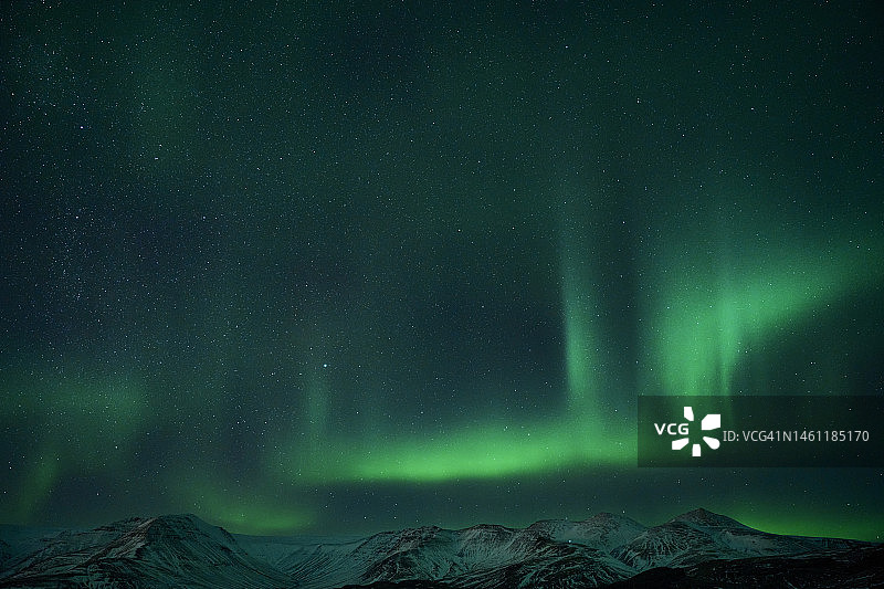 山脉上的绿色北极光图片素材