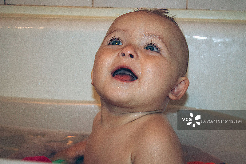 孩子在浴室洗澡图片素材