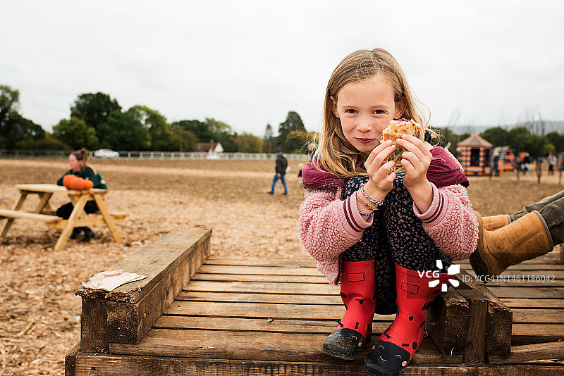 儿童高兴拿着街头美食，在家庭节日图片素材