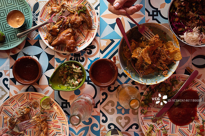 派对餐桌上的正宗墨西哥食物图片素材