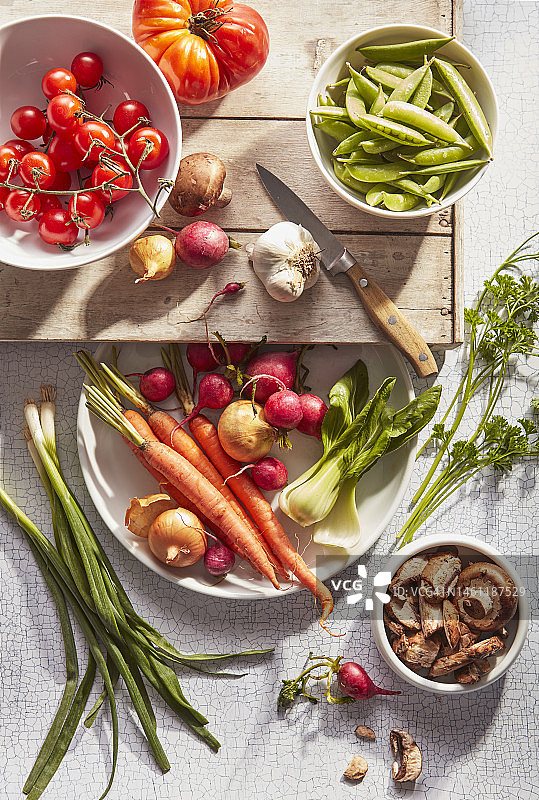 从农场到餐桌：蔬菜汤的制作图片素材