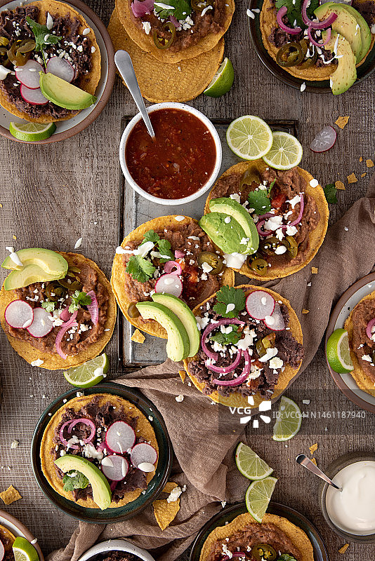晚餐用萨尔萨酱和玉米饼扁平风格图片素材