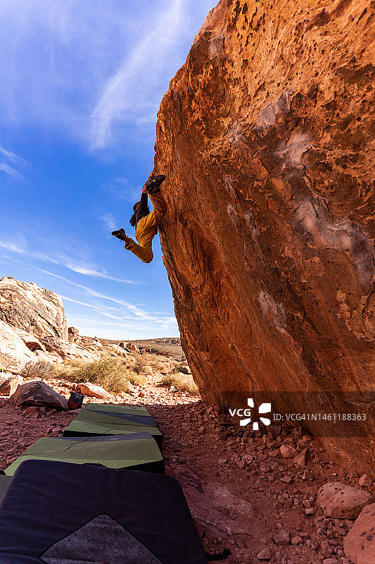 红岩峡谷抱石后的大幅度摇摆图片素材