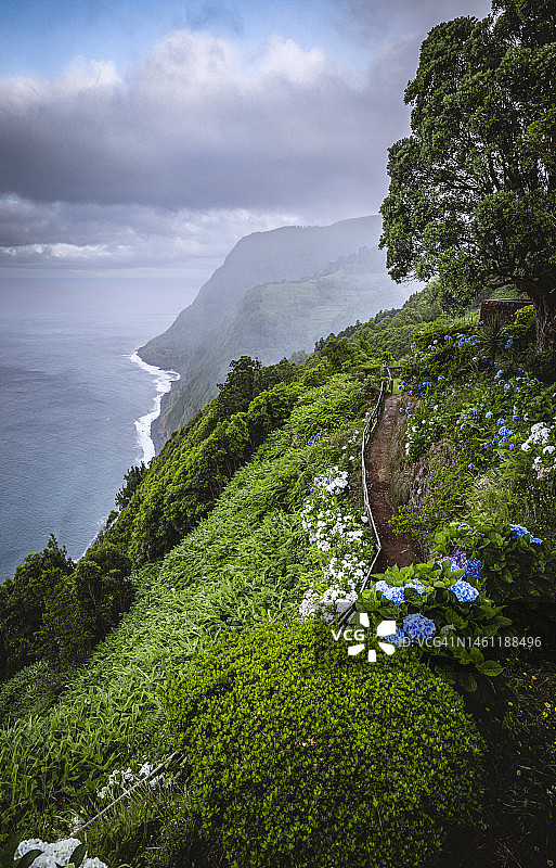 从索塞古花园小路欣赏亚速尔群岛壮丽的海洋悬崖图片素材
